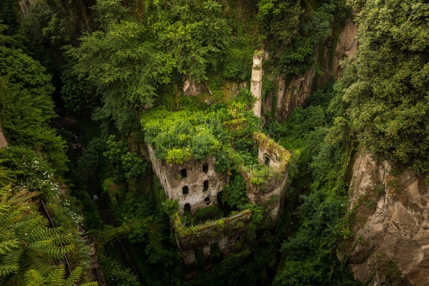 6. Moară veche abandonată în Sorrento, Italia.