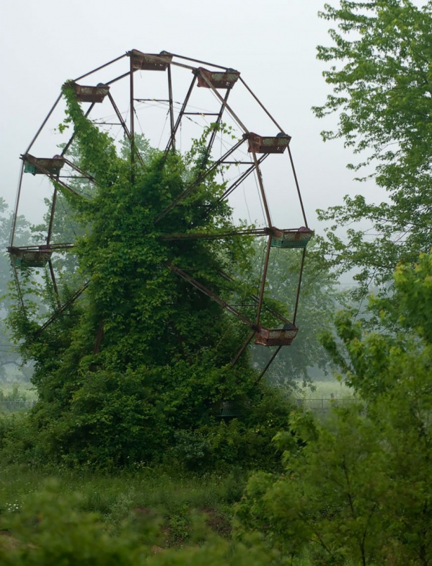 7. Parc de distracţii abandonat.