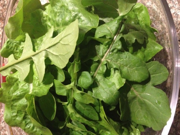 Rucola a ieşit prima. Cât de sănătoasă şi gustoasă poate fi într-o salată! Şi nu trebuie decât să faci un pas ca să beneficiezi de prospeţimea ei.