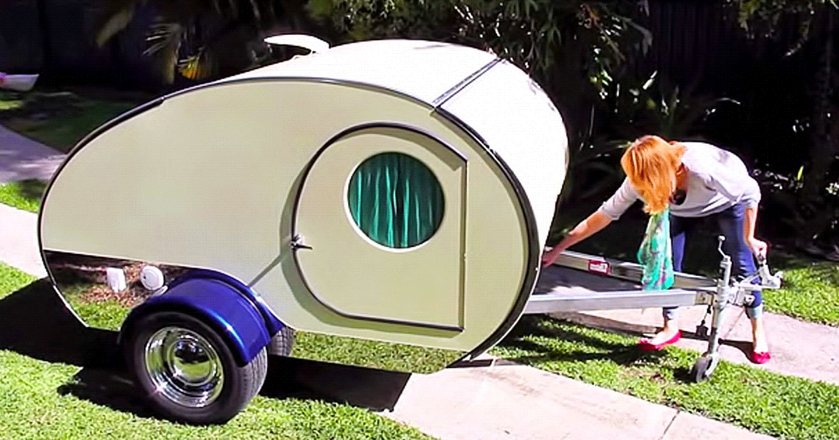 Această rulotă pare minusculă, dar totul se schimbă în momentul în care ...