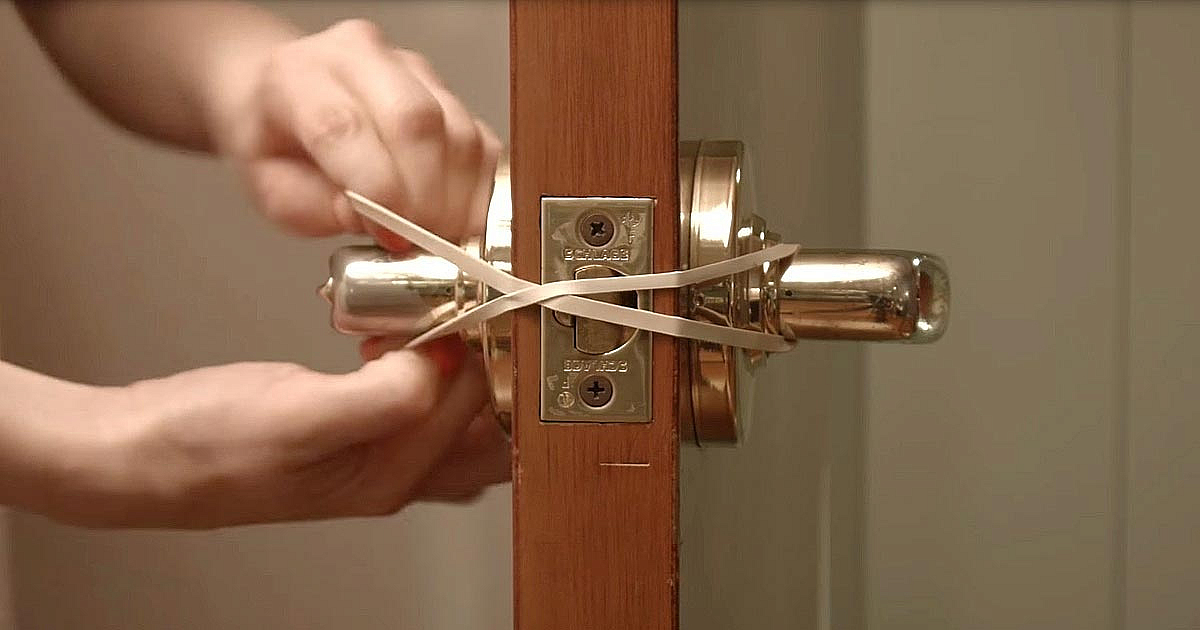 Штучки чтобы дверь не открывалась. Замок на дверь шкафа. Защита от детей на двери межкомнатные. Накладка на дверь от сквозняка. Плотно закрывающаяся дверь.