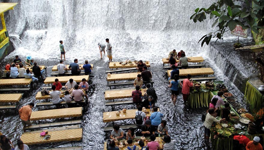 12) Restaurantul „Labassin Waterfall”, Resortul Villa Escudero, Filipine